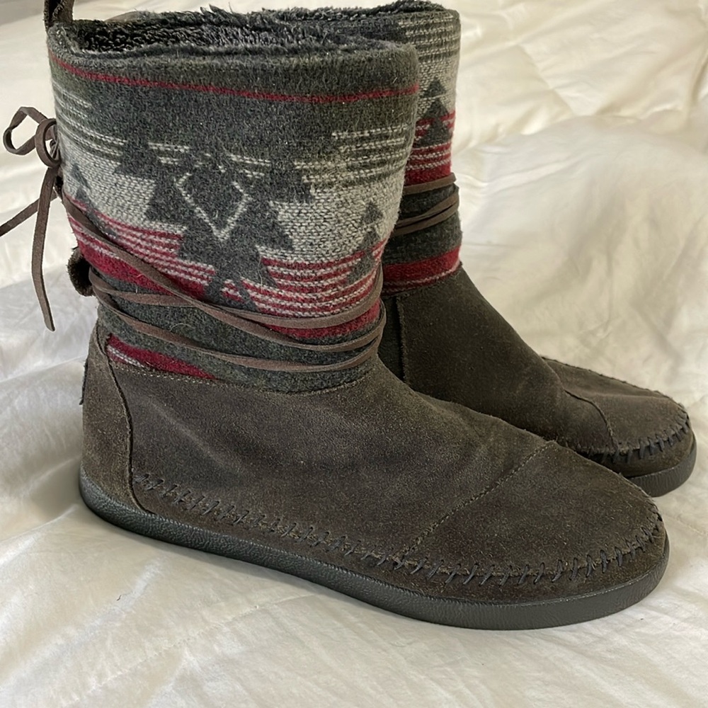 Toms | Native/Navaho |Red/Grey |Suede |Faux Fur Lined|Moccasin |Boots | Size 10